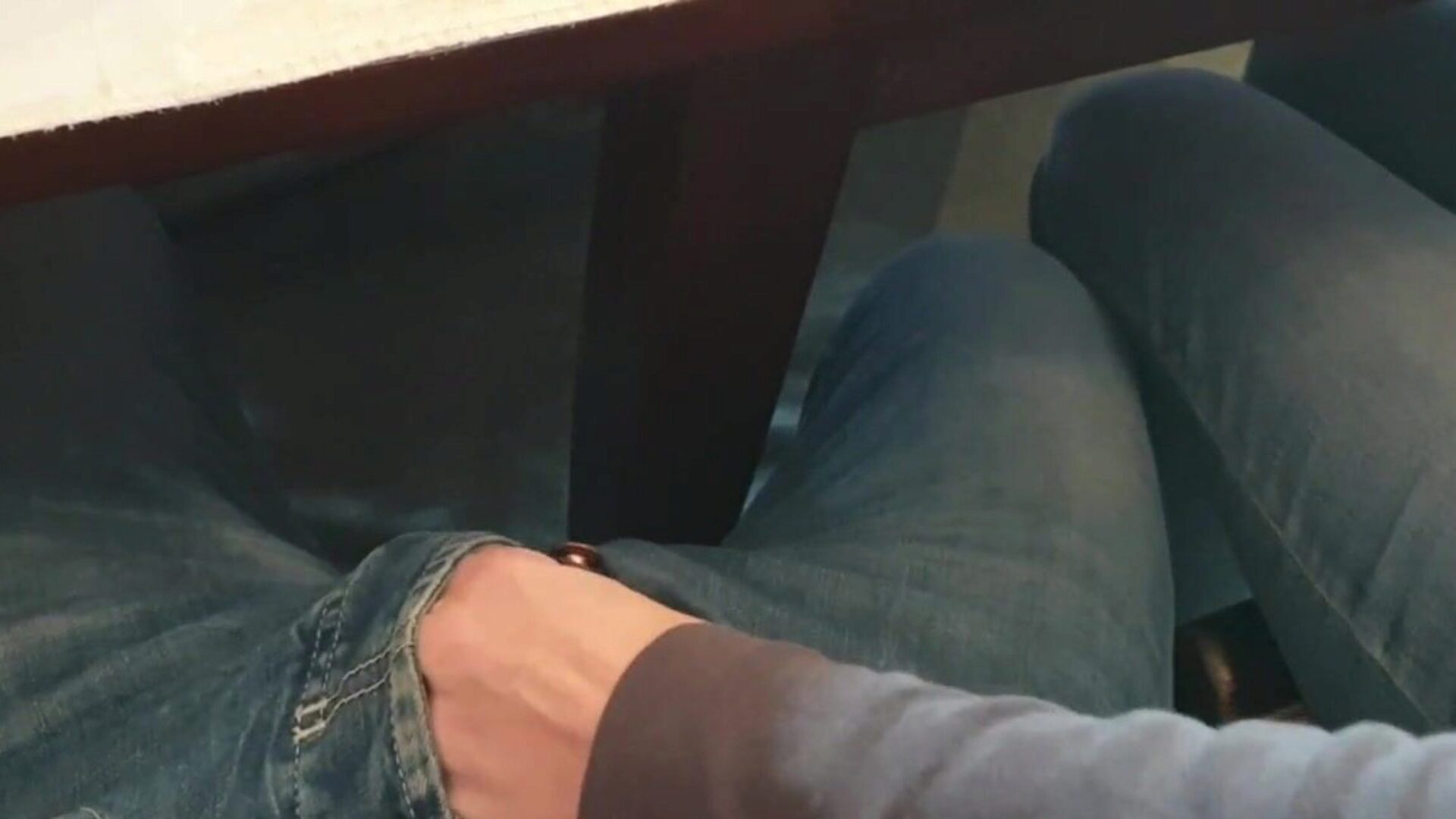 profesorul smochează cocoșul unui student în universitate ... urmărește profesorul smuceste cocoșul unui student în universitate episodul de clasă pe xhamster - selecția finală de handjob public gratuit z hd porno film film scene
