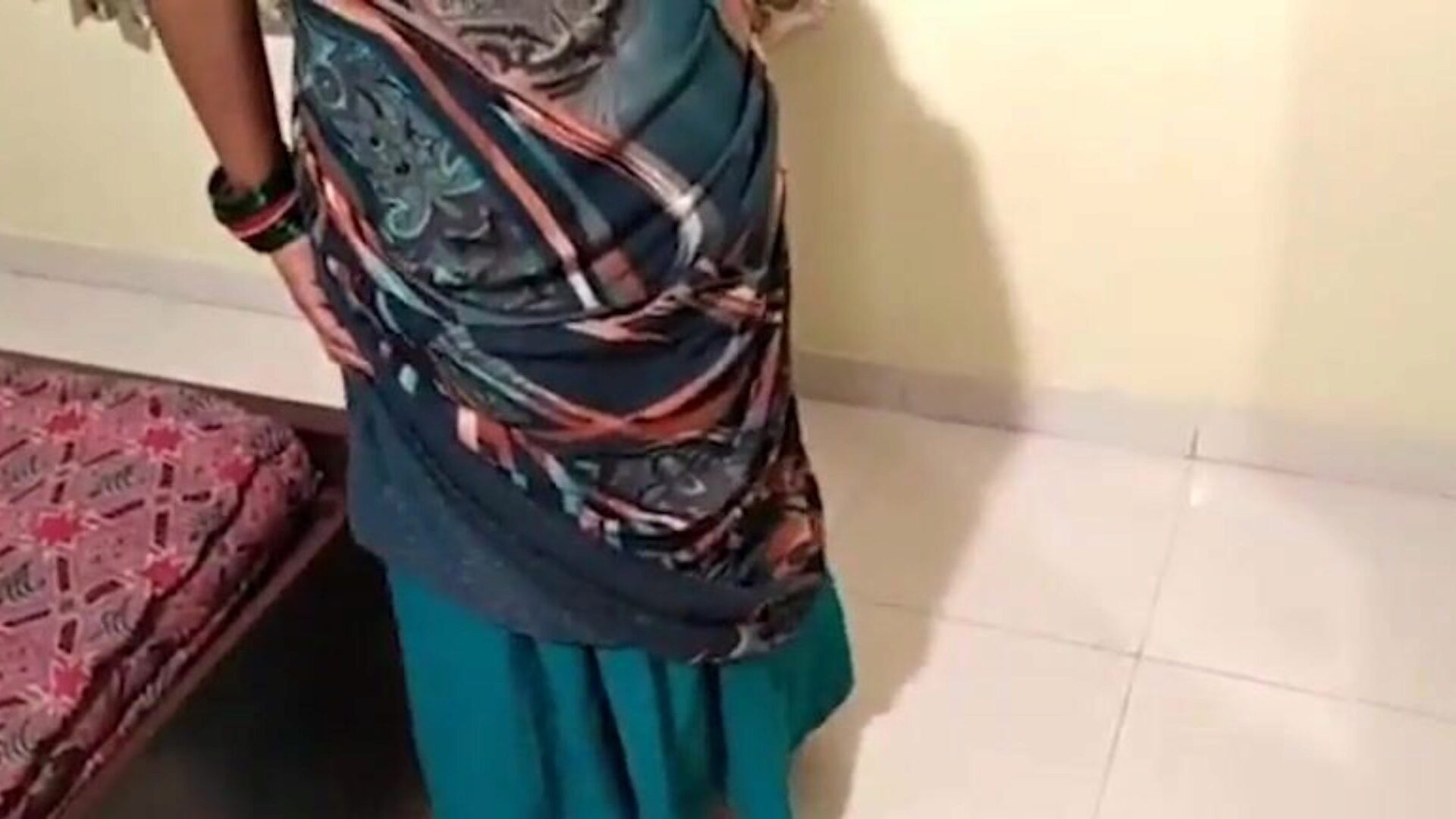 desi kaamwali ko lund nhi mila to jaadu chut me daal li indian desi bhabhi chudai