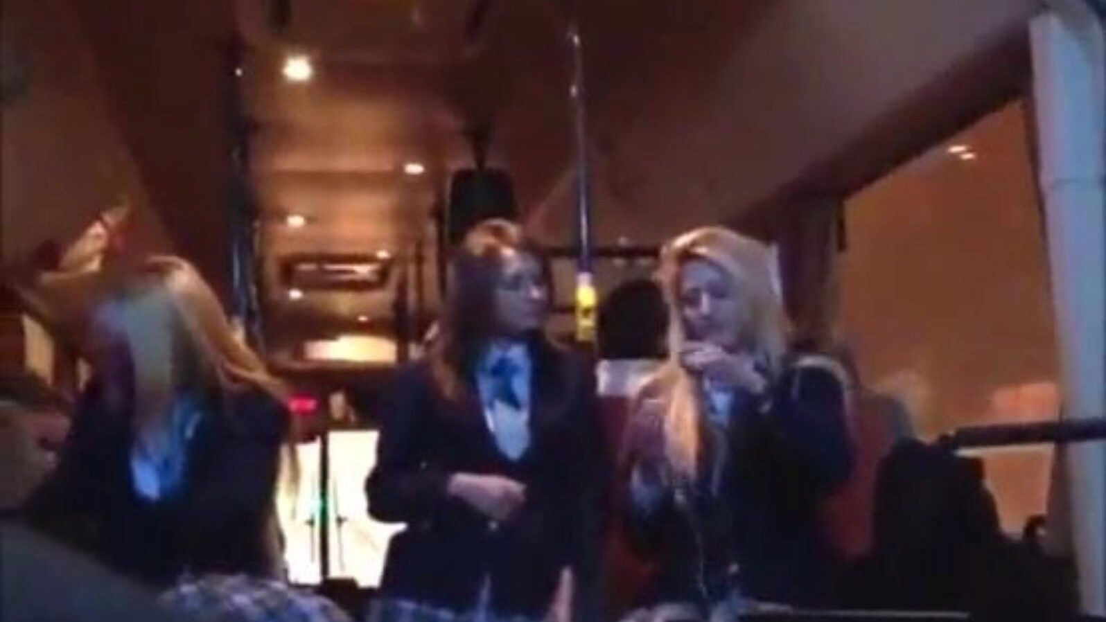 nastoletnia brunetka alice miller uwodzi mężczyznę w autobusie