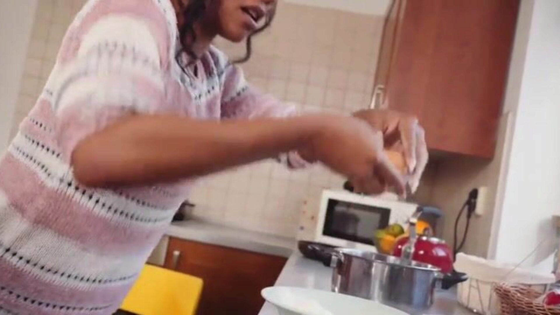 MAMA Hawt black mummy I'd like to boink Kiki Minaj gargles and copulates in kitchen