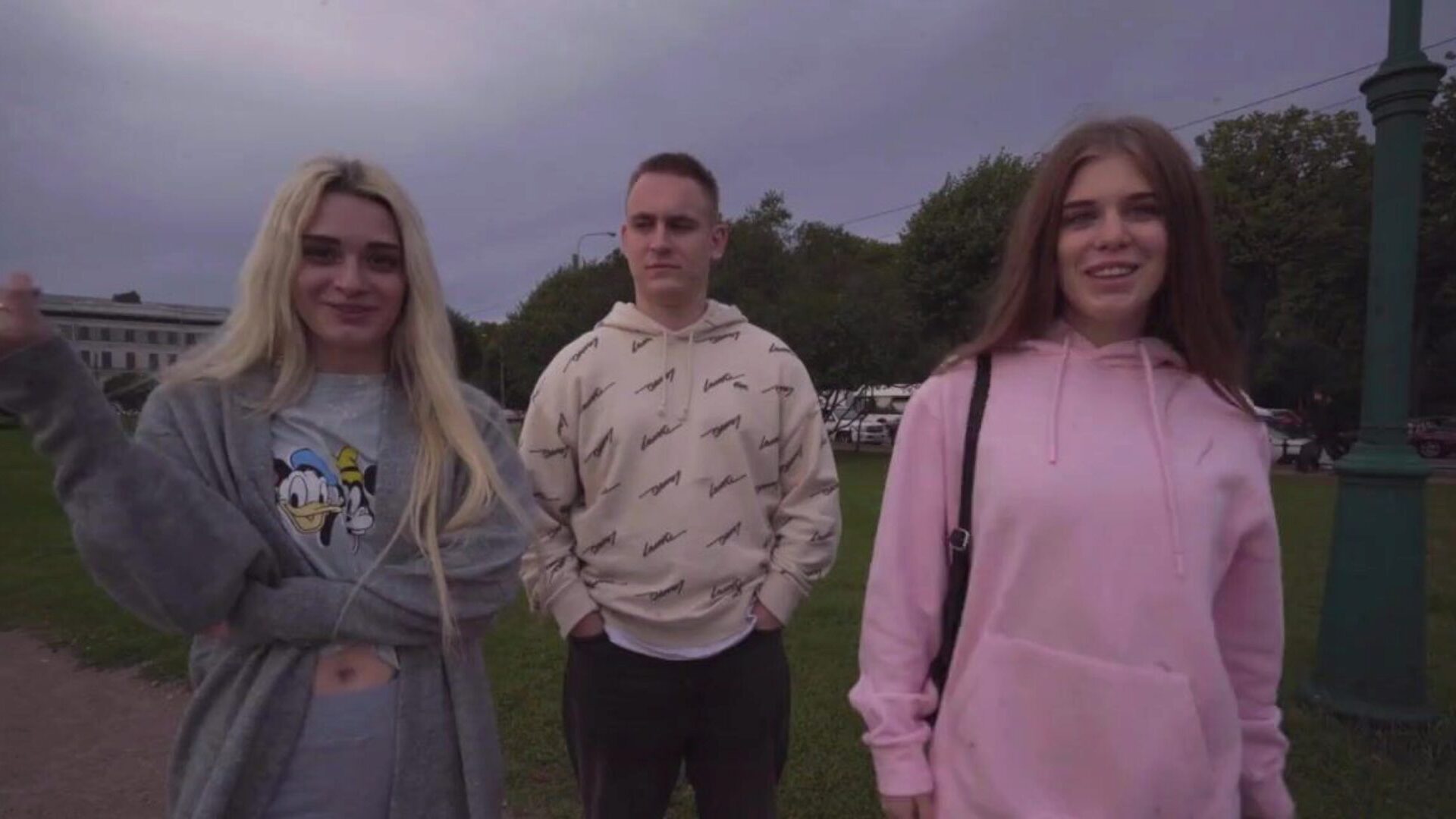 tyto dívky chtěly peníze zdarma. anální sex (belleniko)