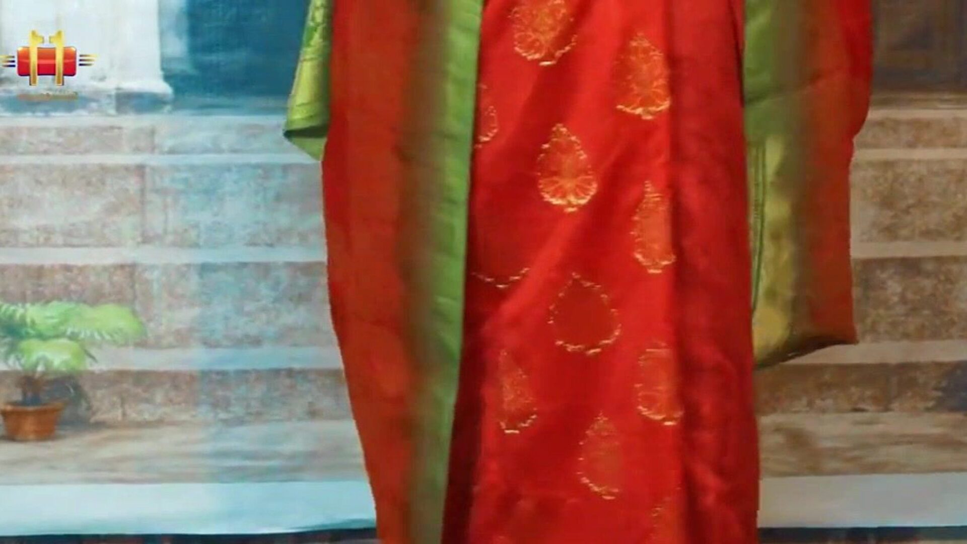 indiai néni szája kinyitja a saree-t és a blúzt mallu érett néni tejeskannák köldökgombja