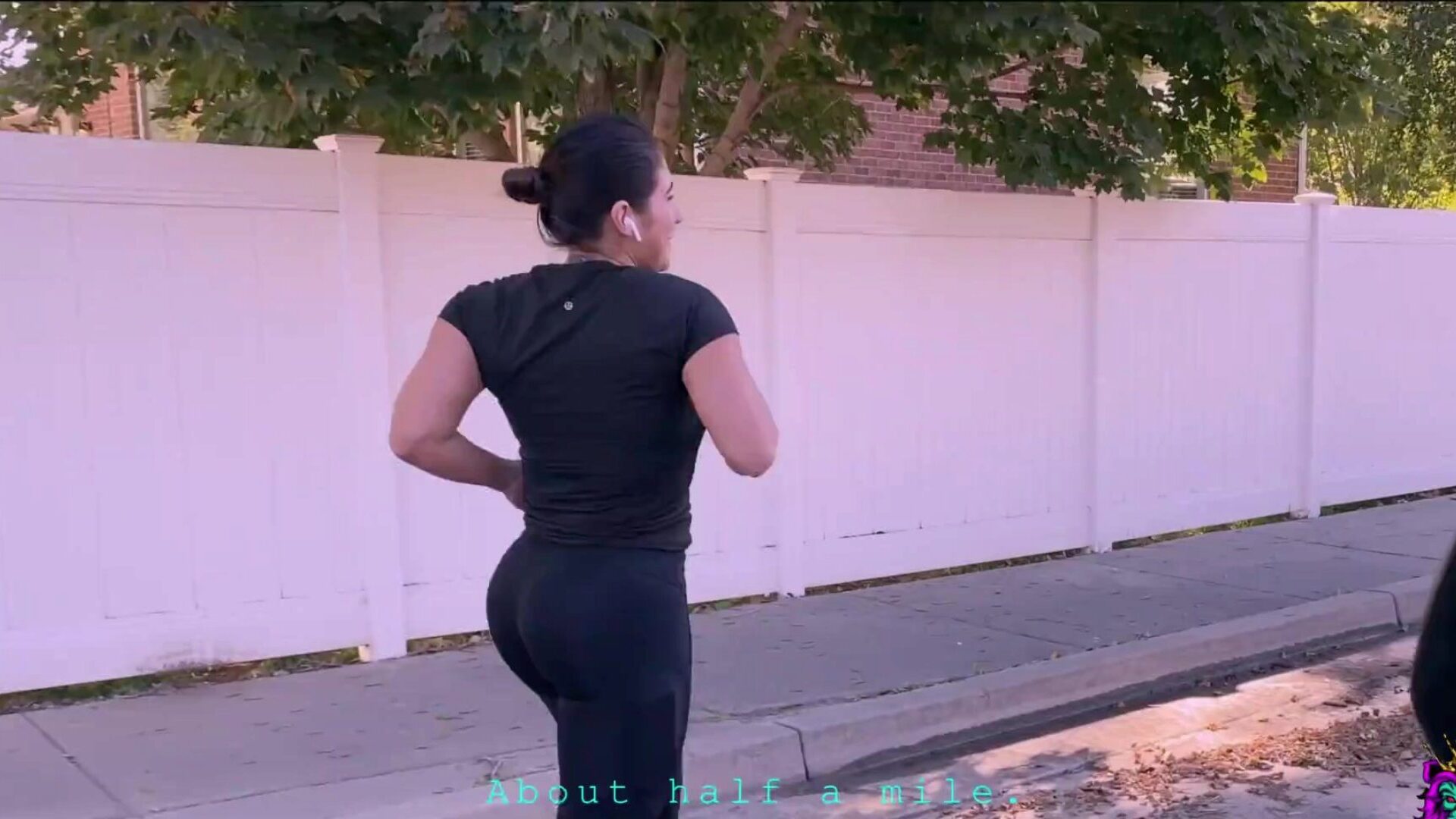 morena de bunda grande para de correr para chupar um pau e acabou com a bucetinha suada fudida.