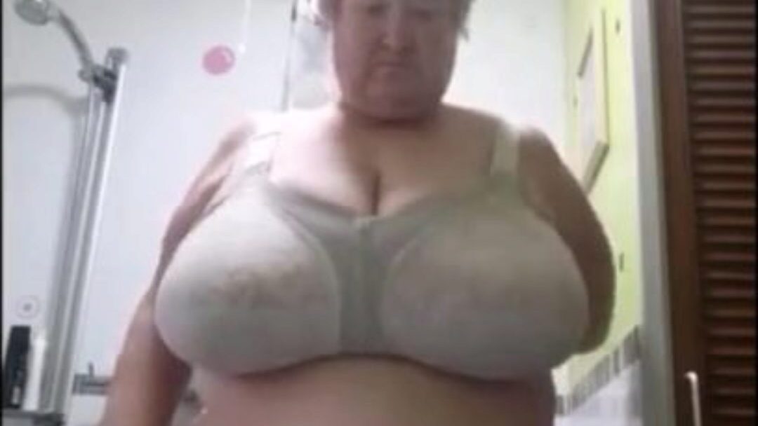 oma in der dusche