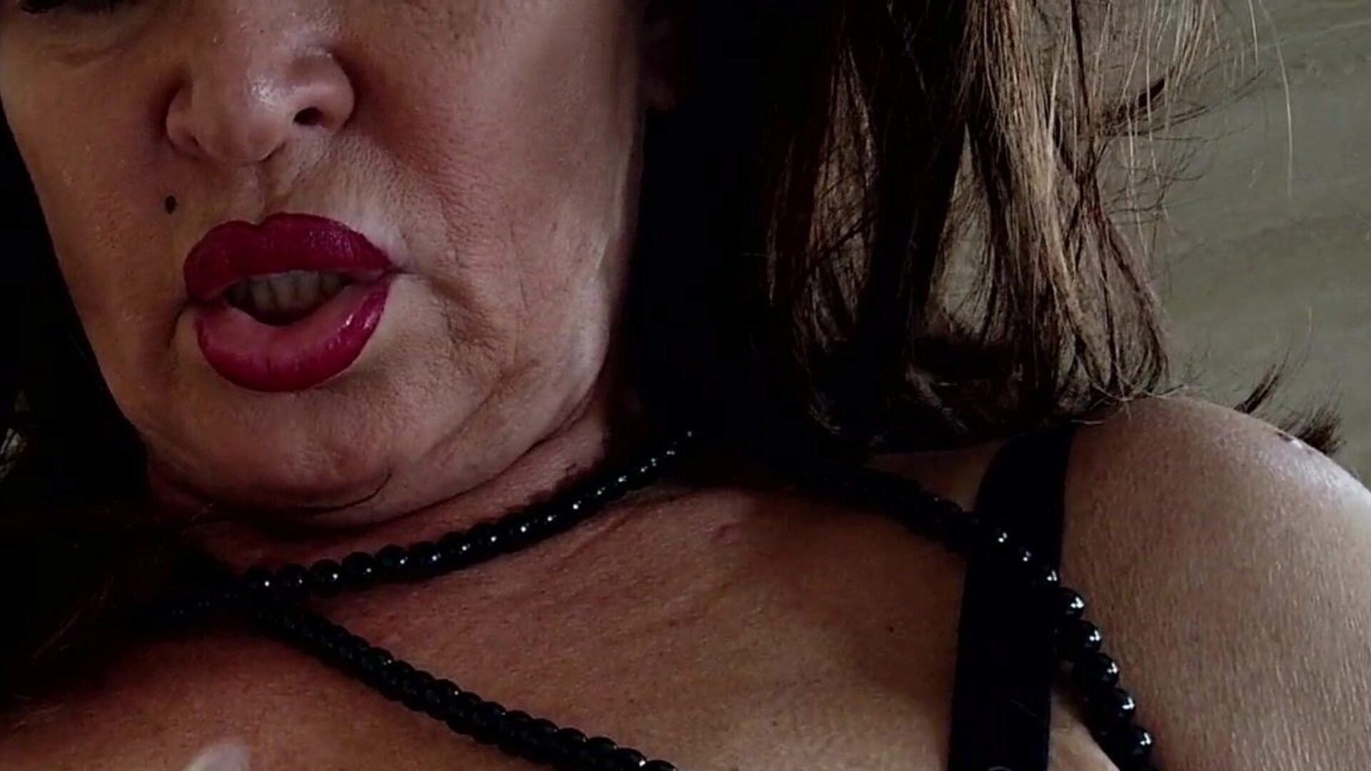 Old wench is dildoing Amanda Moreno is wanking